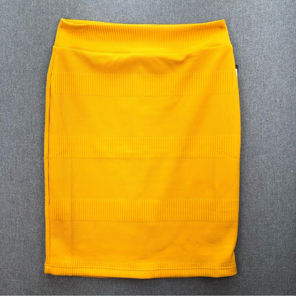 Soho Apparel Women’s Mustard Stretchy MIDI Skirt Size L